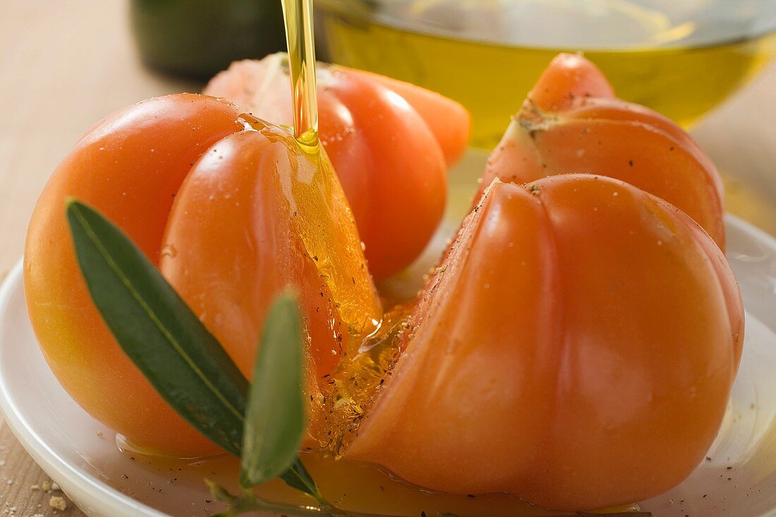 Tomaten mit Olivenöl begiessen