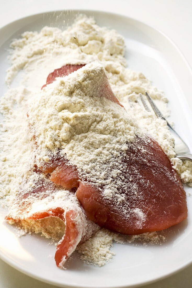 Kalbschnitzel in Mehl wenden