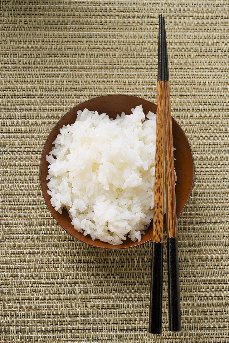 Schale Reis und Essstäbchen