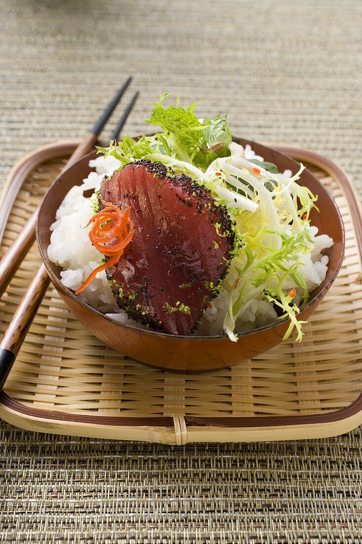 Rohes Thunfischfilet mit Mohn, Reis und Salat