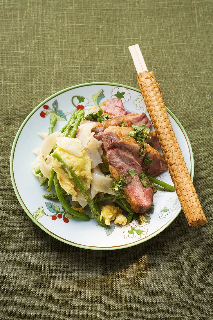 Duck breast with rice noodles and green asparagus (China)