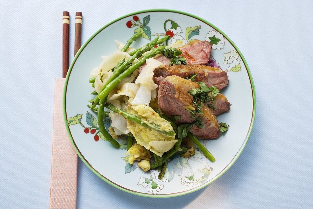 Duck breast with rice noodles and green asparagus (China)