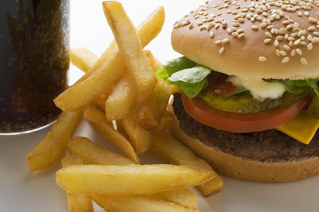 Cheeseburger mit Pommes frites und Cola