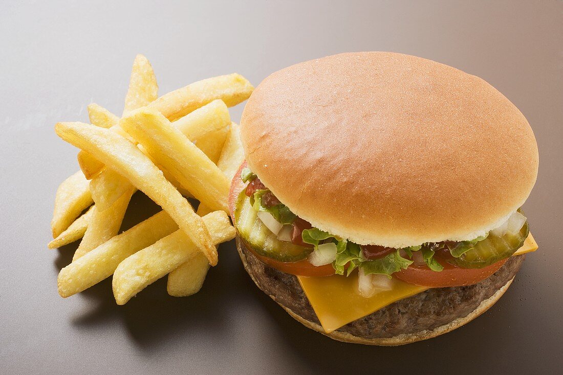 Cheeseburger mit Pommes frites