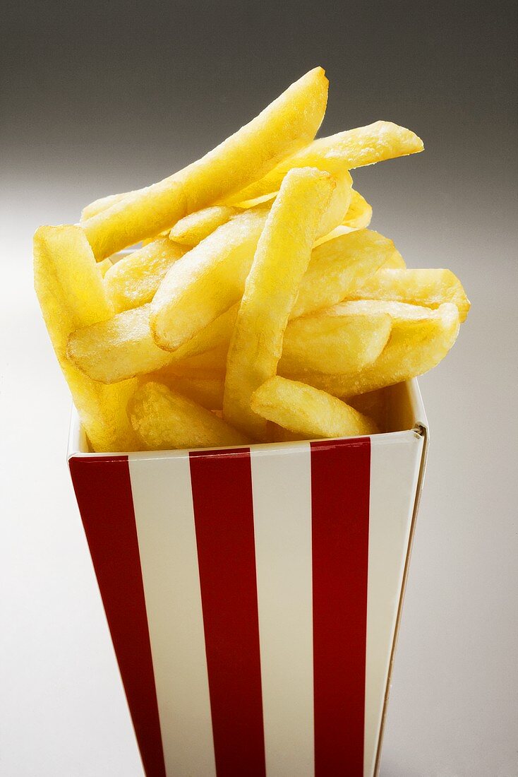 Pommes frites in gestreifter Schachtel