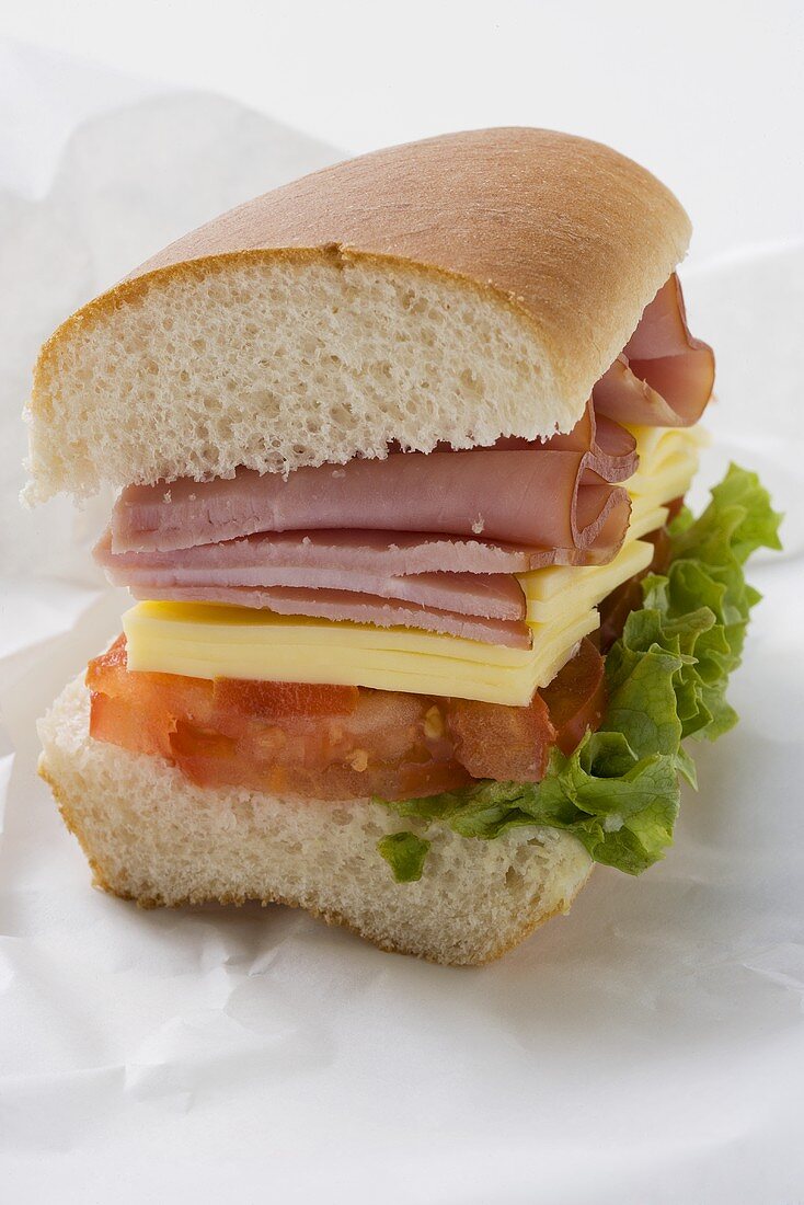 Sub-Sandwich, halbiert, auf Butterbrotpapier