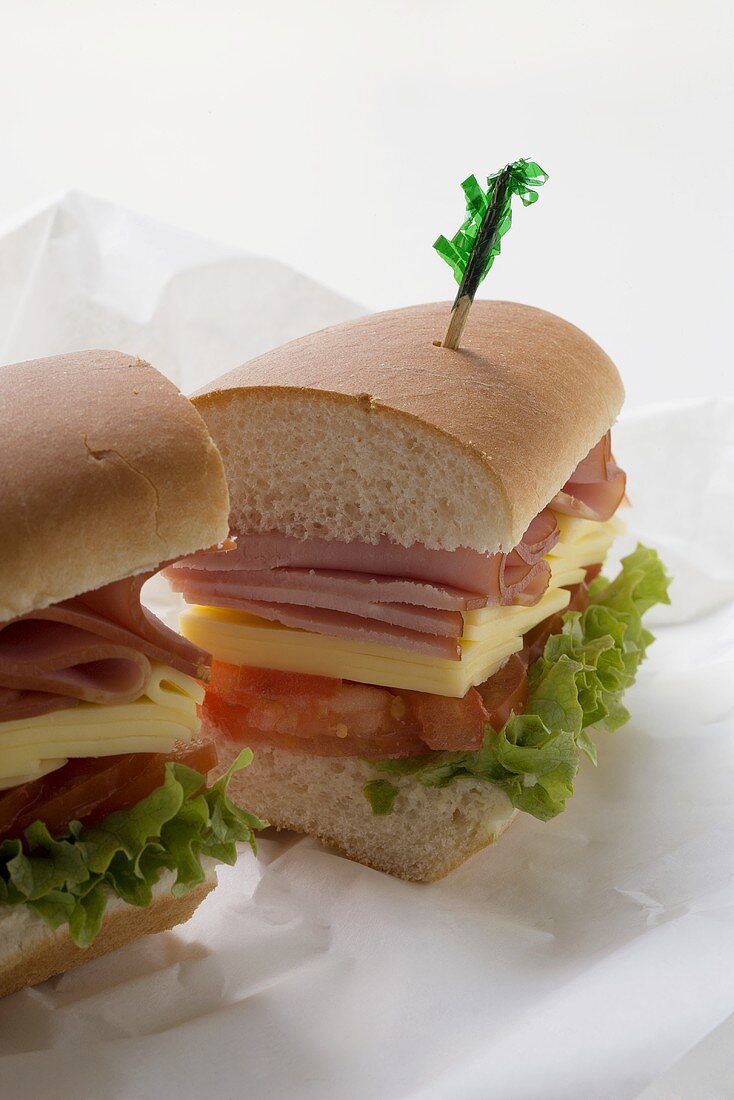 Sub-Sandwich, halbiert, auf Butterbrotpapier