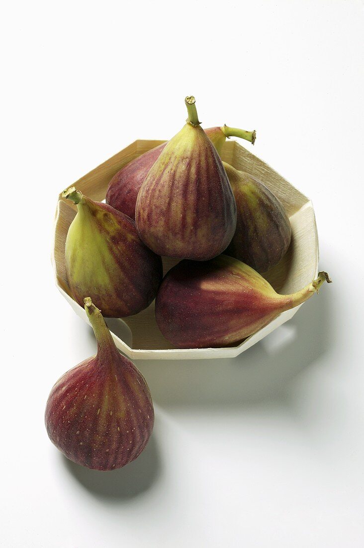 Several figs in bowl