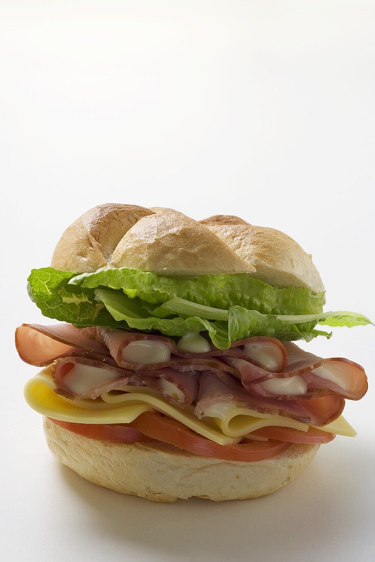Sandwich mit Schinken, Käse, Tomaten und Salat