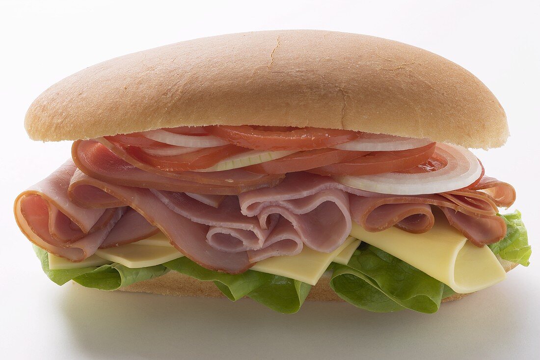 Sub-Sandwich mit Schinken, Käse, Tomaten und Zwiebeln