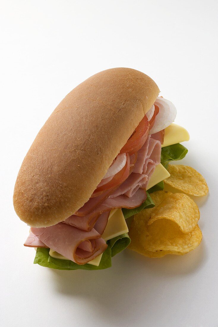 Sub-Sandwich mit Schinken, Käse, Tomaten, Zwiebeln und Chips