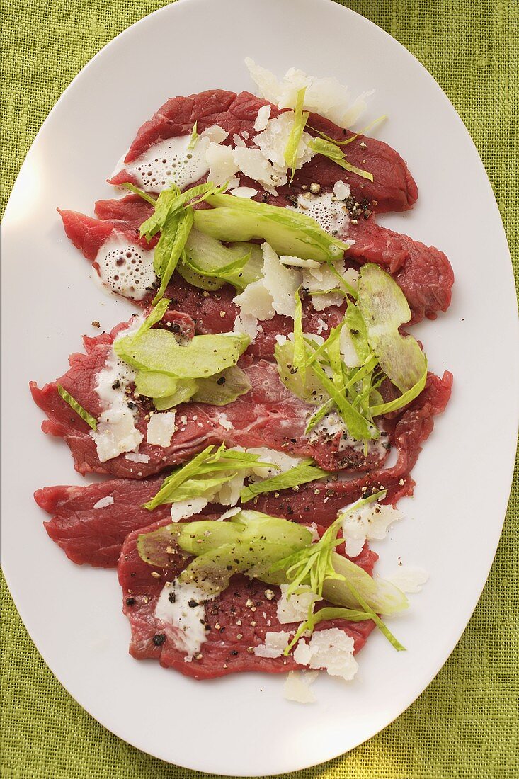 Rindercarpaccio mit Staudensellerie und Parmesanspänen