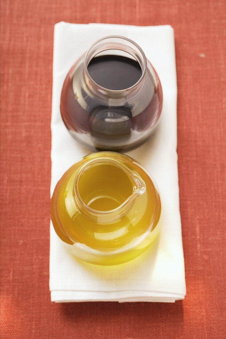 Olivenöl und Balsamicoessig in Gläsern