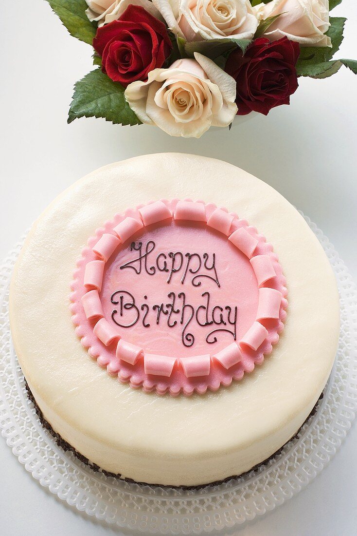 Geburtstagstorte mit Schriftzug Happy Birthday, Rosen