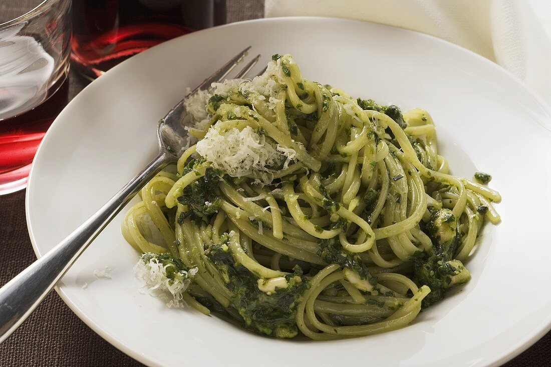 Linguine mit Pesto und Parmesan, Rotwein