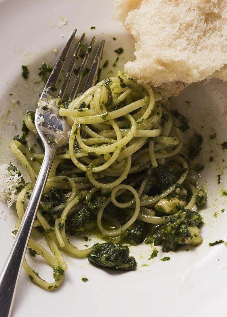 Linguine mit Pesto und Weißbrot