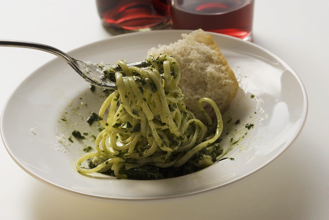 Linguine mit Pesto, Weißbrot und Rotwein