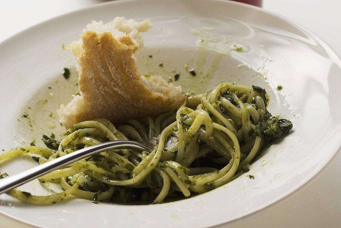 Linguine mit Pesto und Weißbrot