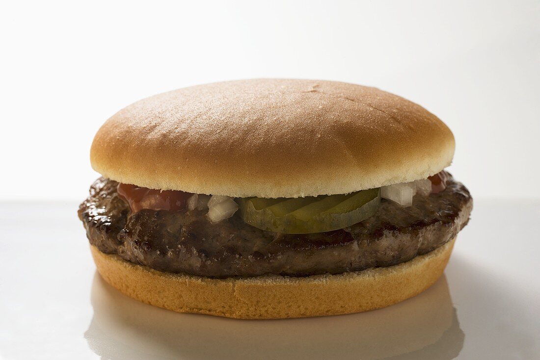 Hamburger mit Essiggurke, Zwiebeln und Ketchup