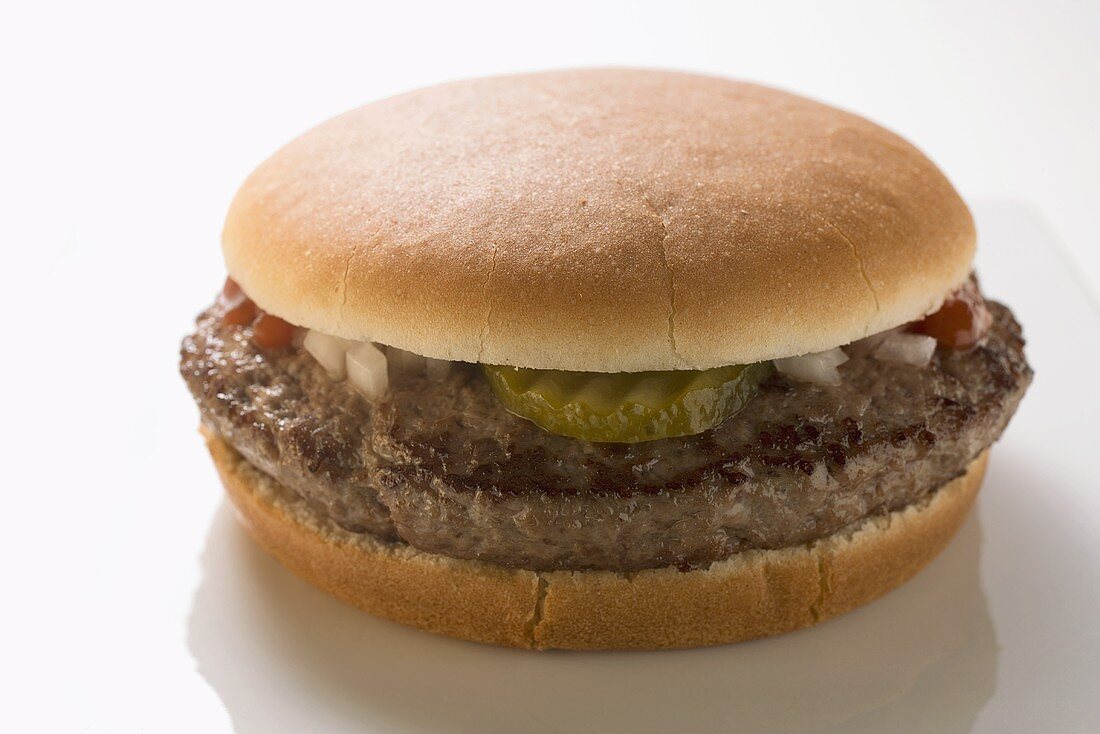 Hamburger mit Essiggurke, Zwiebeln und Ketchup