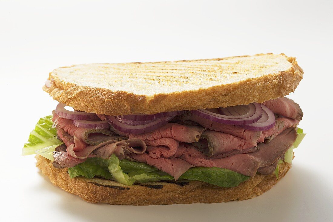 Sandwich mit Roastbeef und Zwiebeln