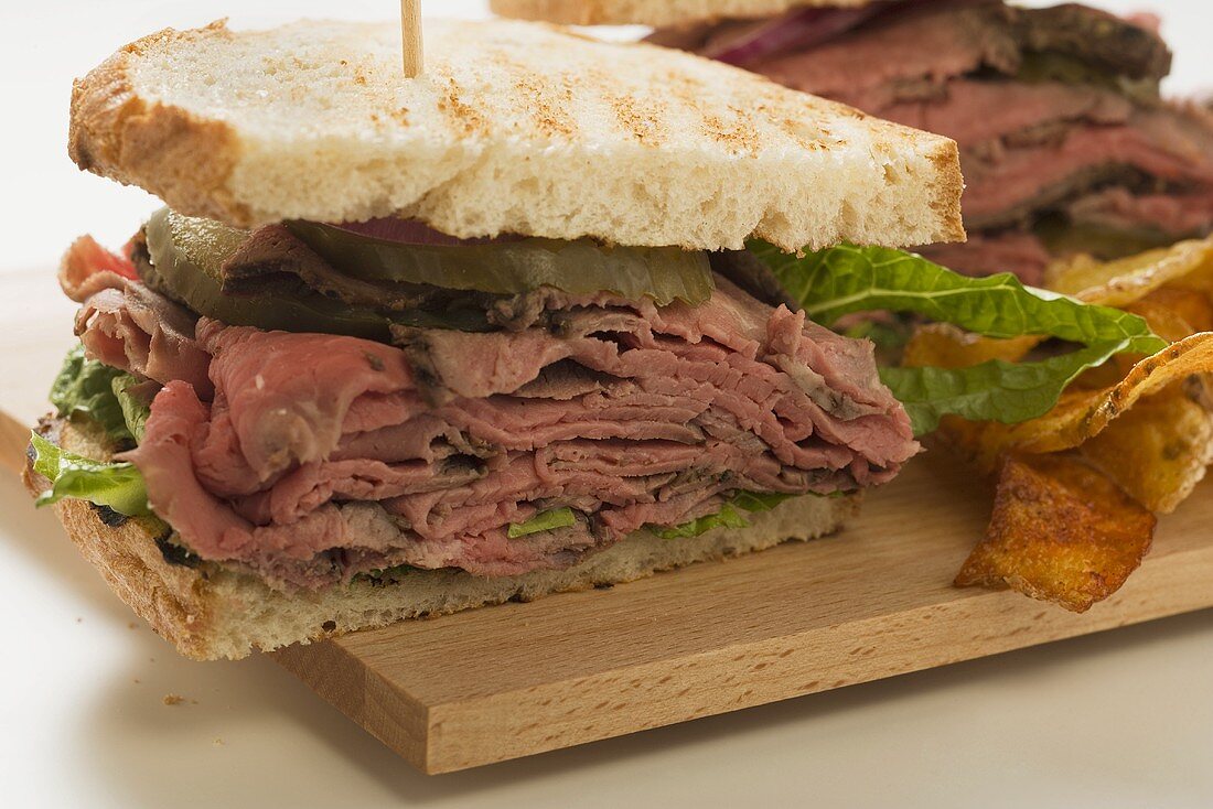 Roast beef sandwich with crisps