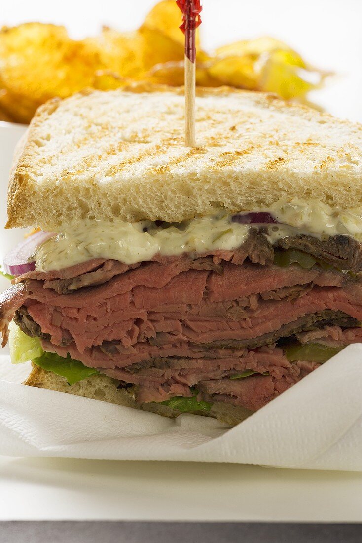 Sandwich mit Roastbeef und Chips