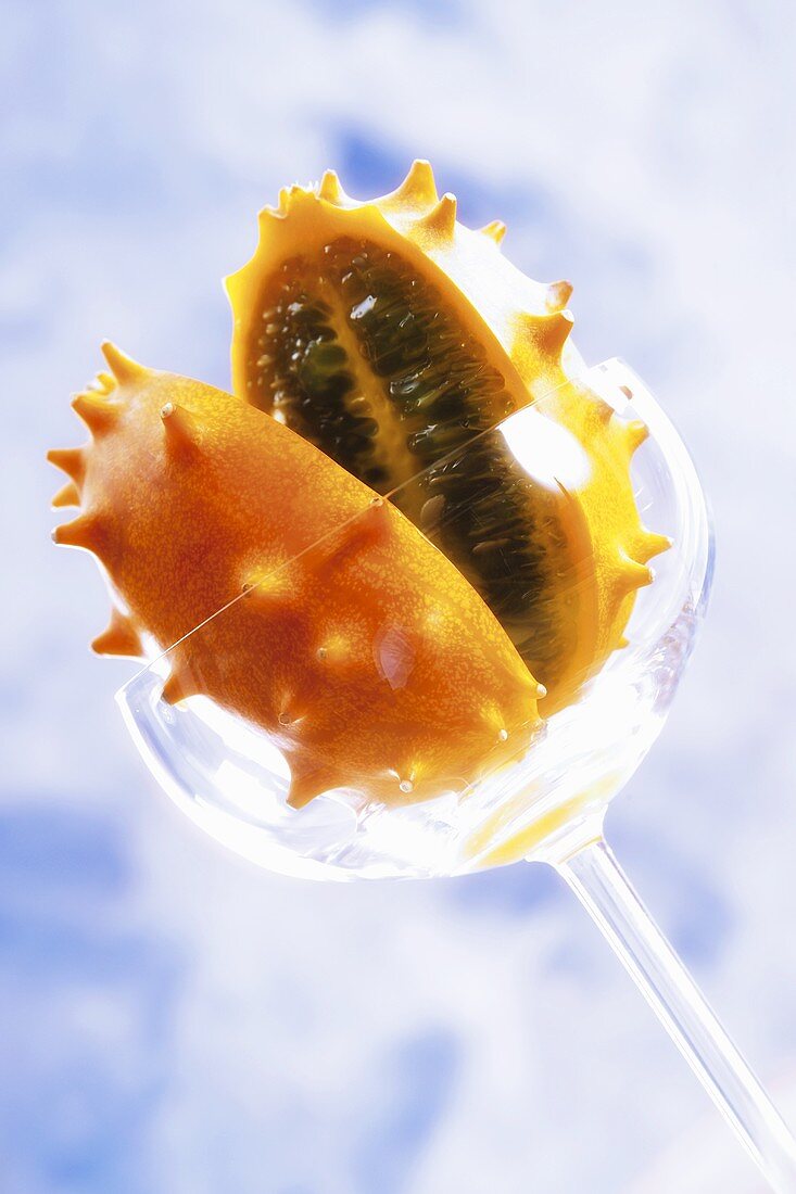 Kiwano, halbiert, im Glas