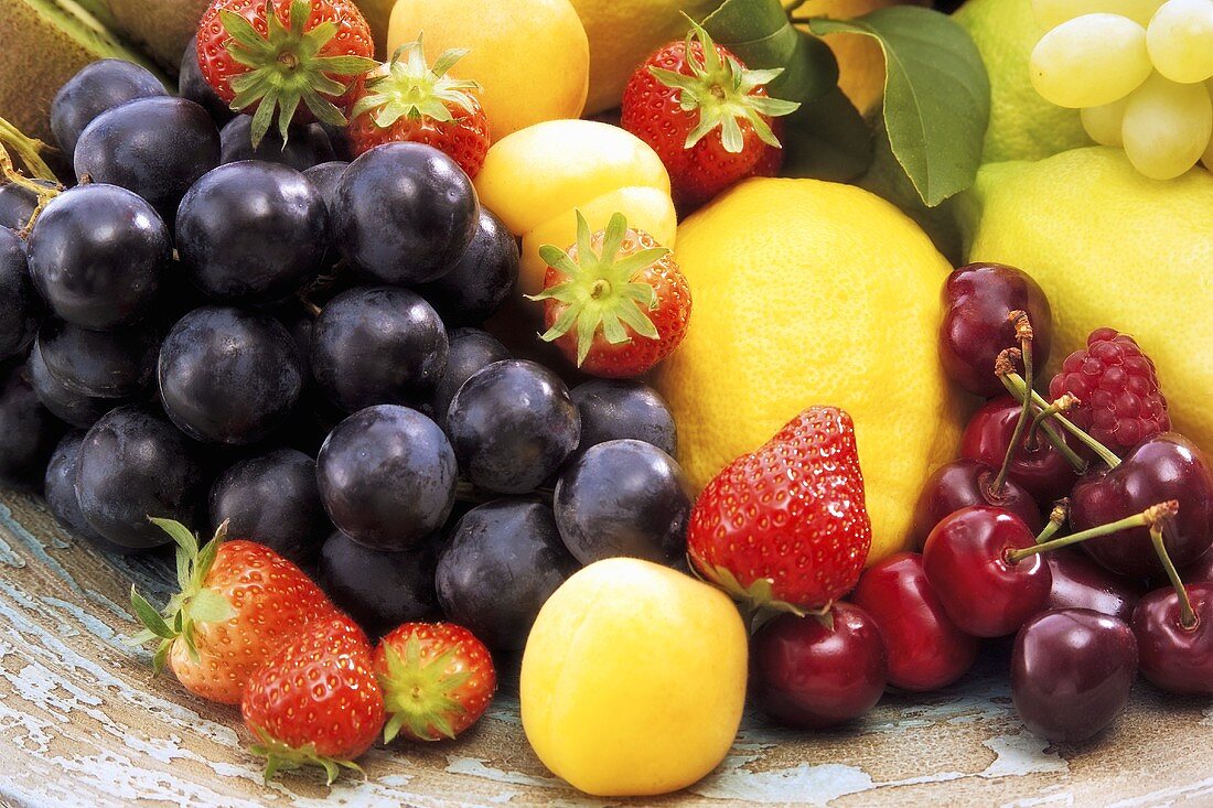 Früchtestilleben mit Trauben, Kirschen, Erdbeeren etc.