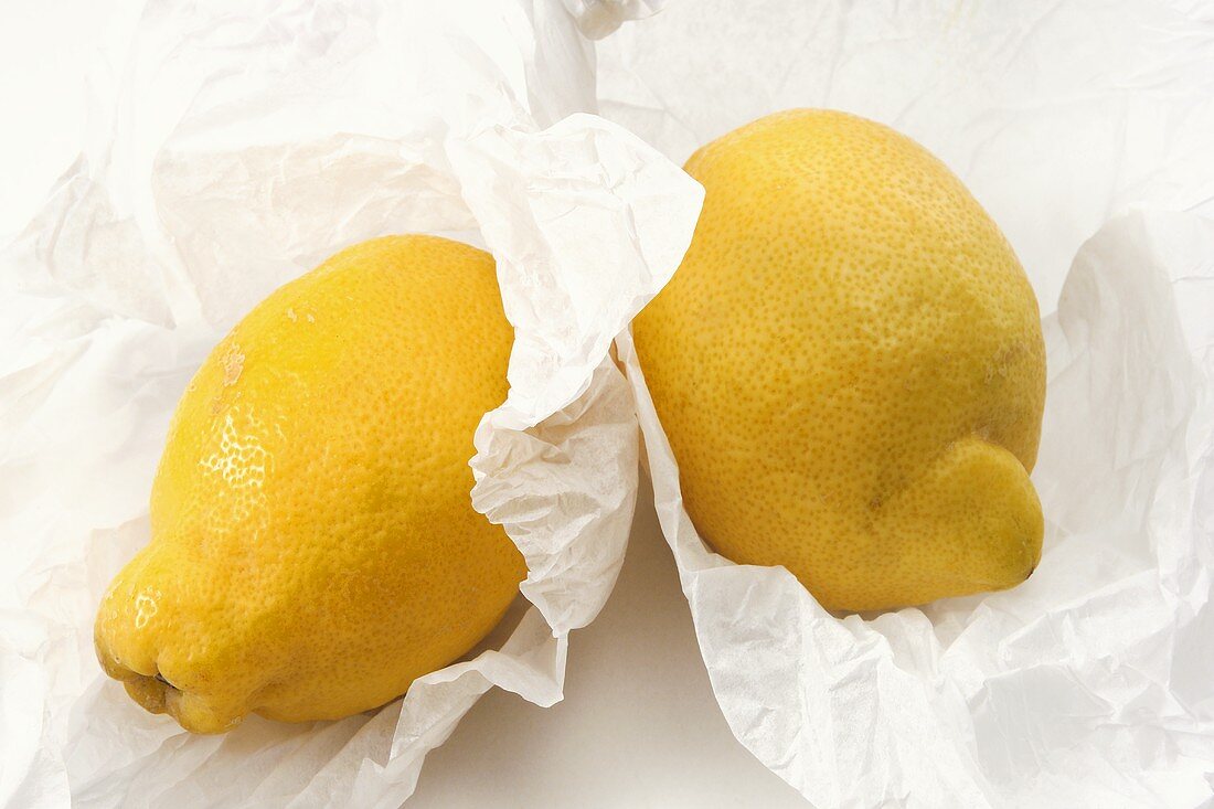 Zwei Zitronen im Einwickelpapier