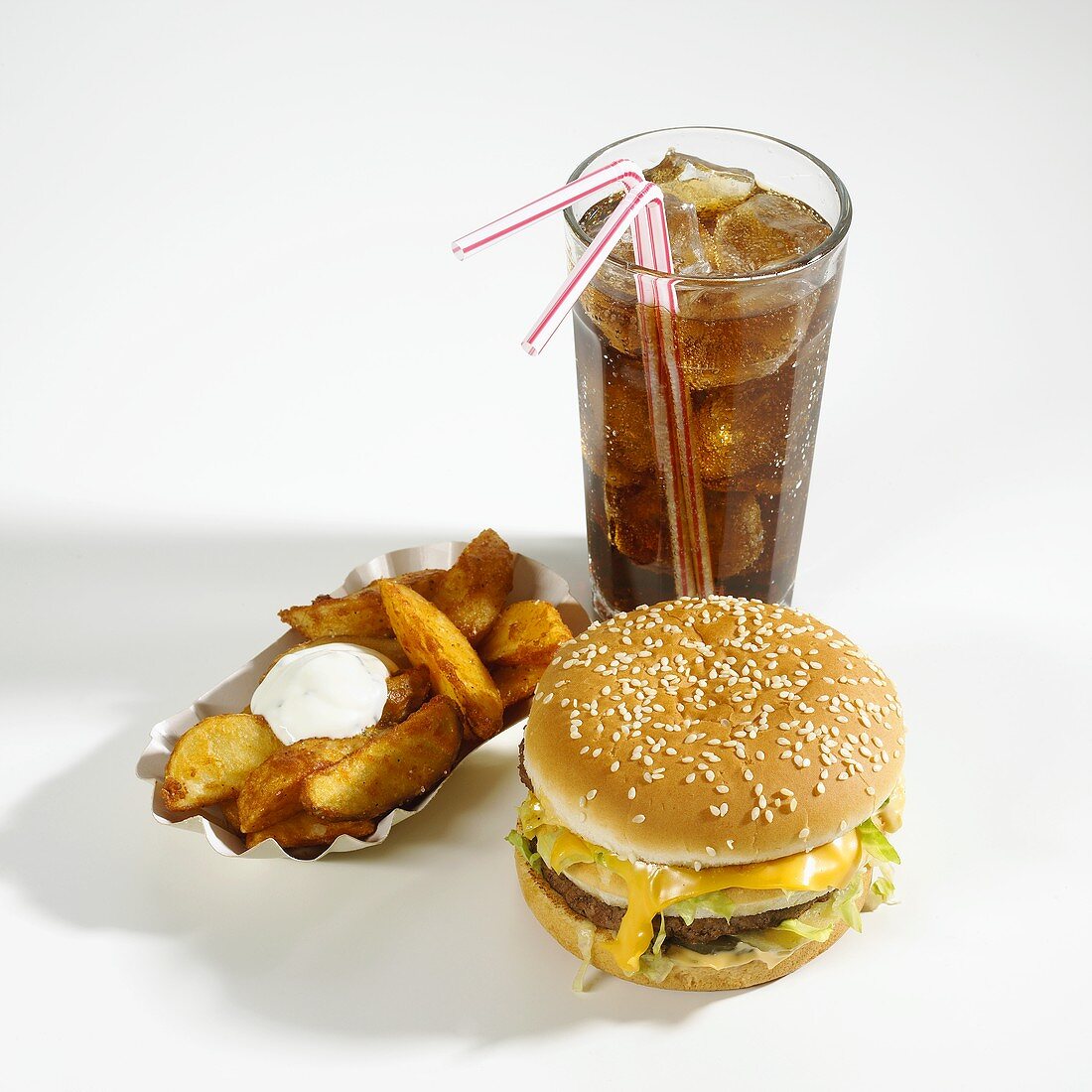 Cheeseburger, Potatoe wedges und Cola