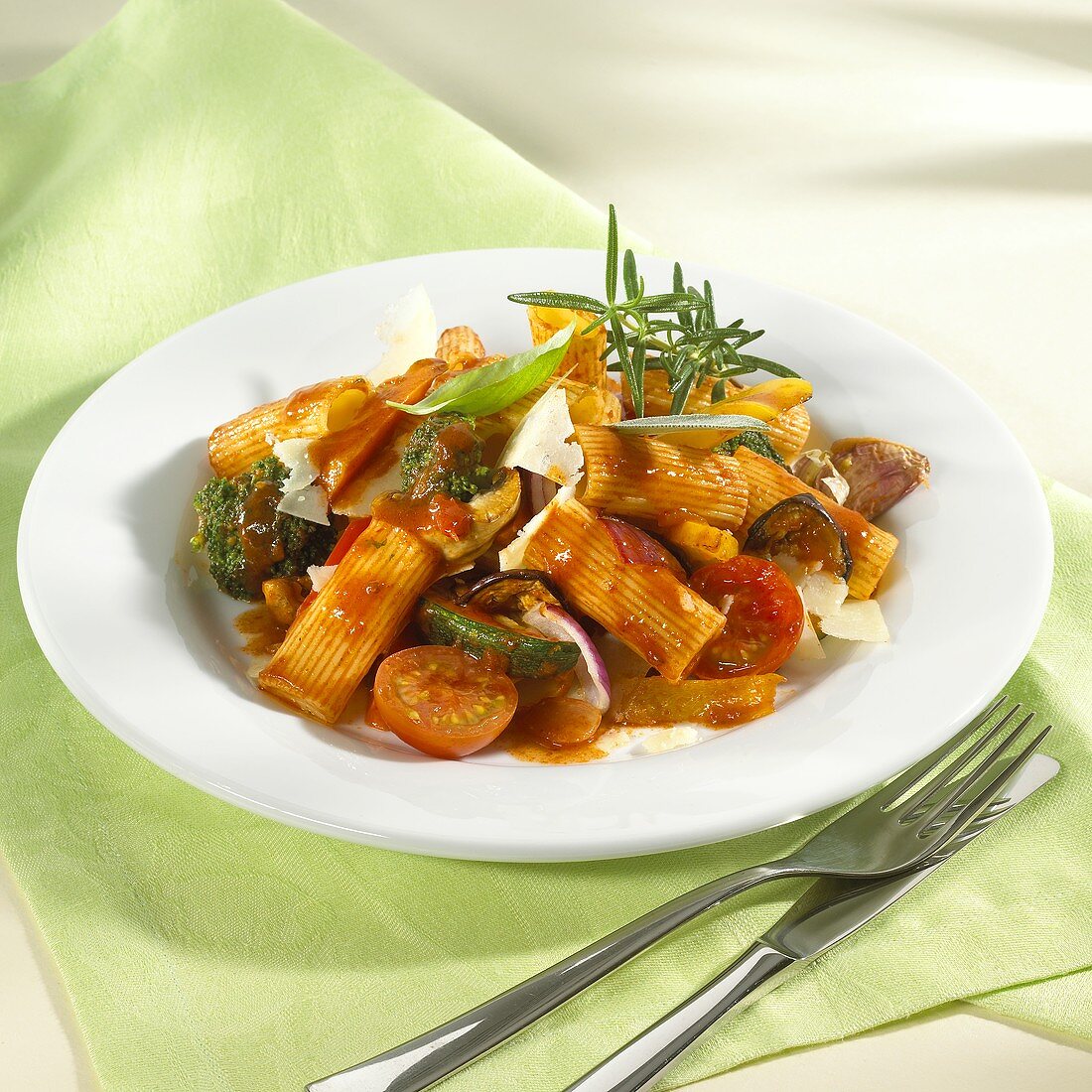 Rigatoni with vegetables and herbs