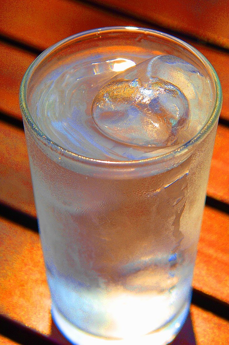 Ein Glas Wasser mit Eiswürfel