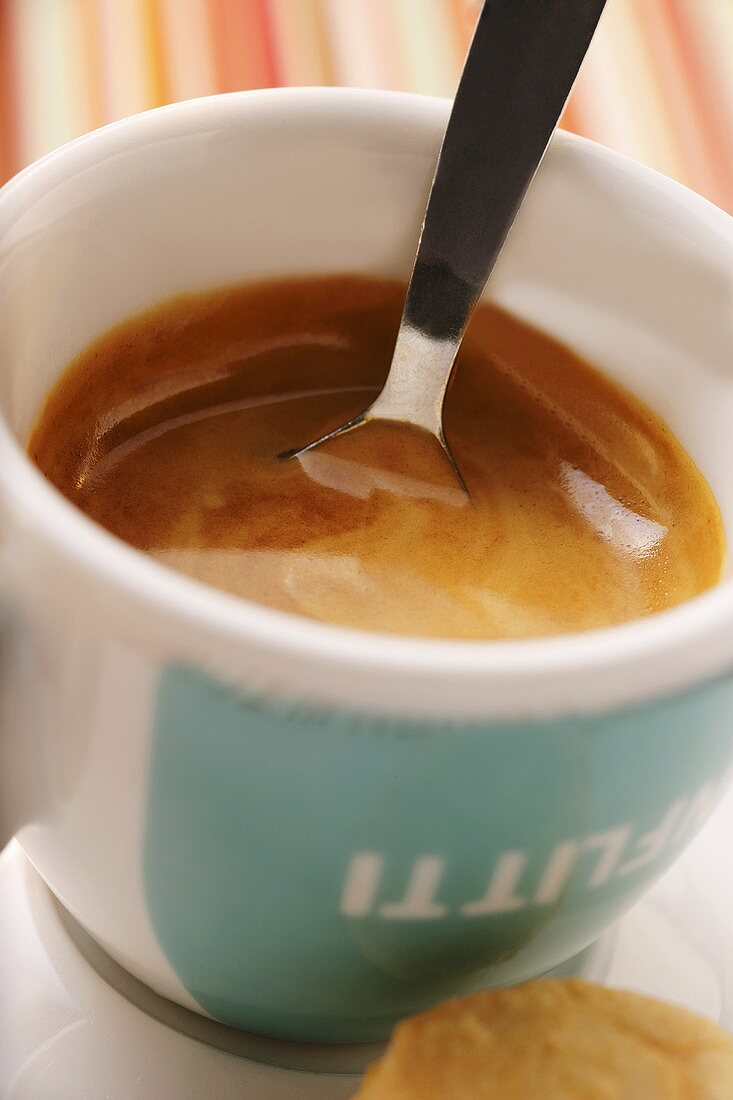 Tasse Espresso mit Löffel