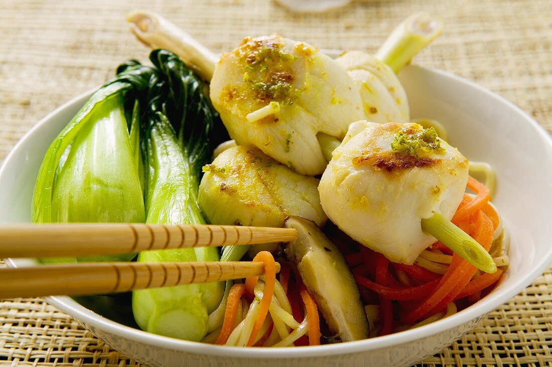 Scallop kebab with pak choi and egg noodles (Asia)