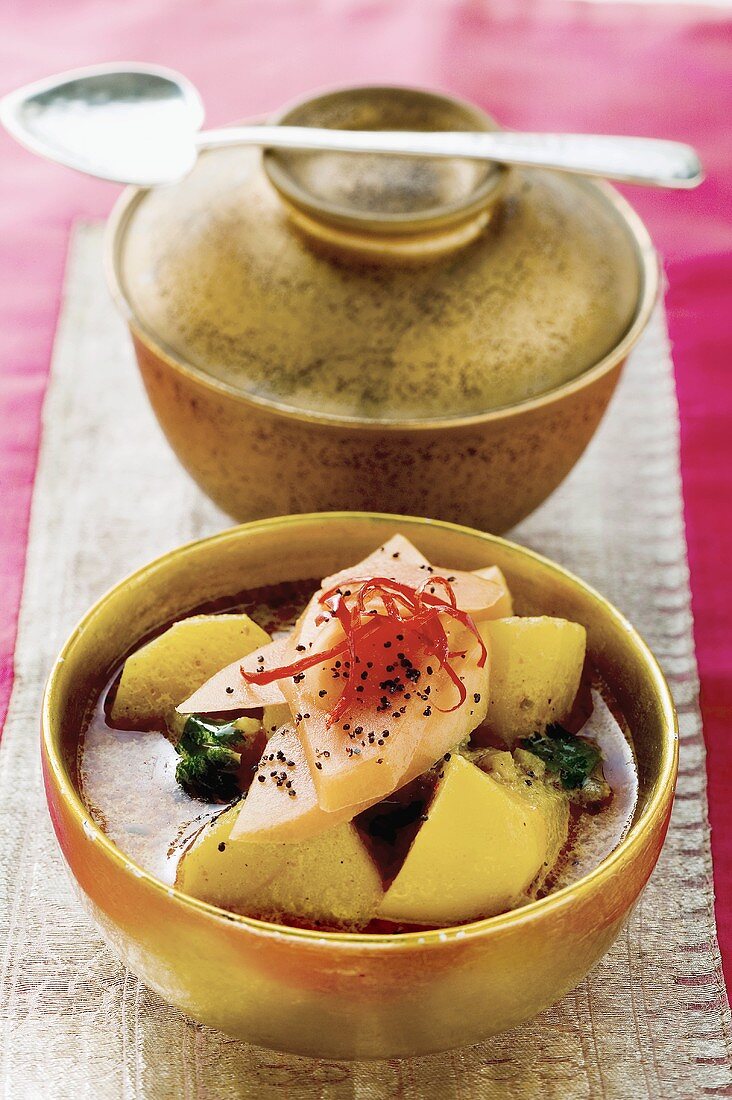 Potato curry with mango and poppy seeds (India)