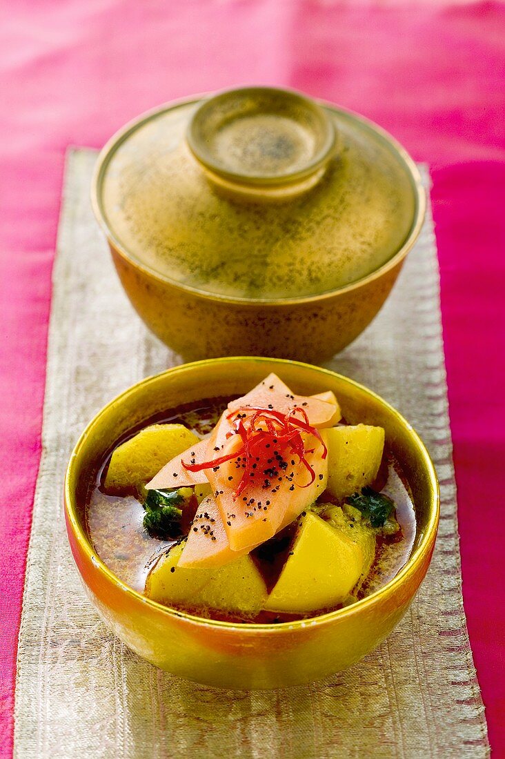 Potato curry with mango and poppy seeds (India)