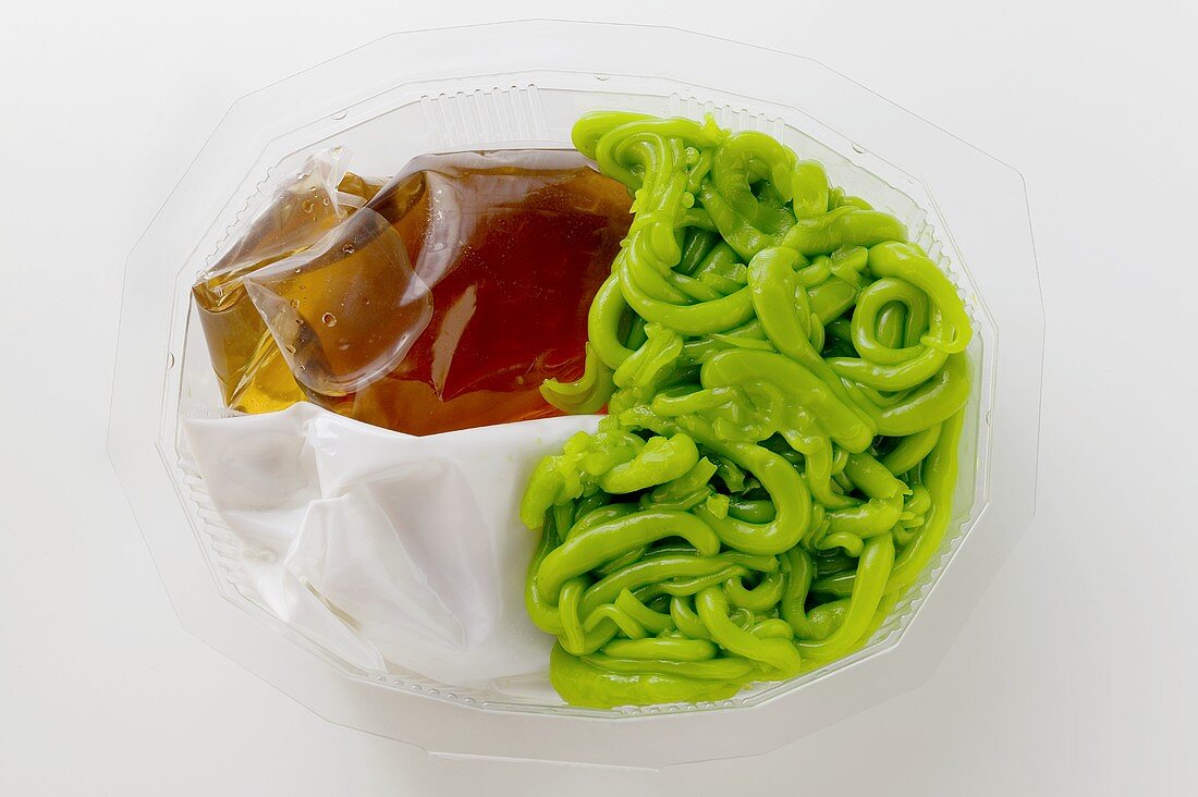Grüne Jellies, gesüsster Kokosmilch & Fruchtsirup - typisches asiatisches Dessert
