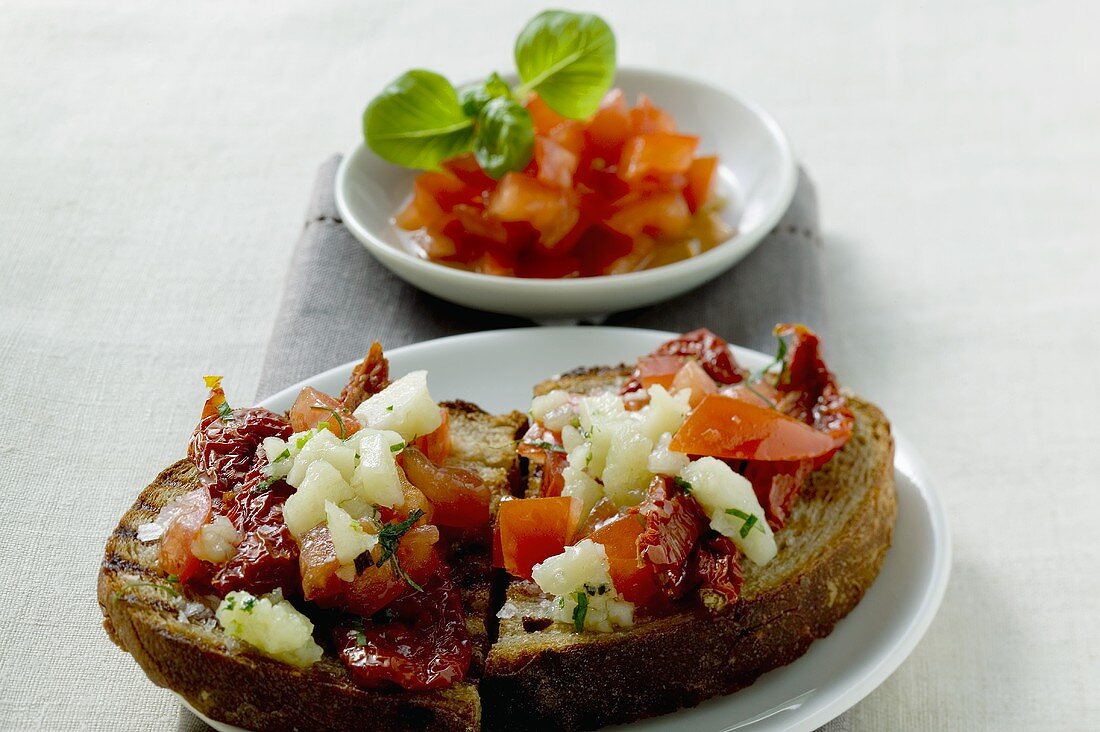 Bruschetta mit getrockneten Tomaten und Pecorino