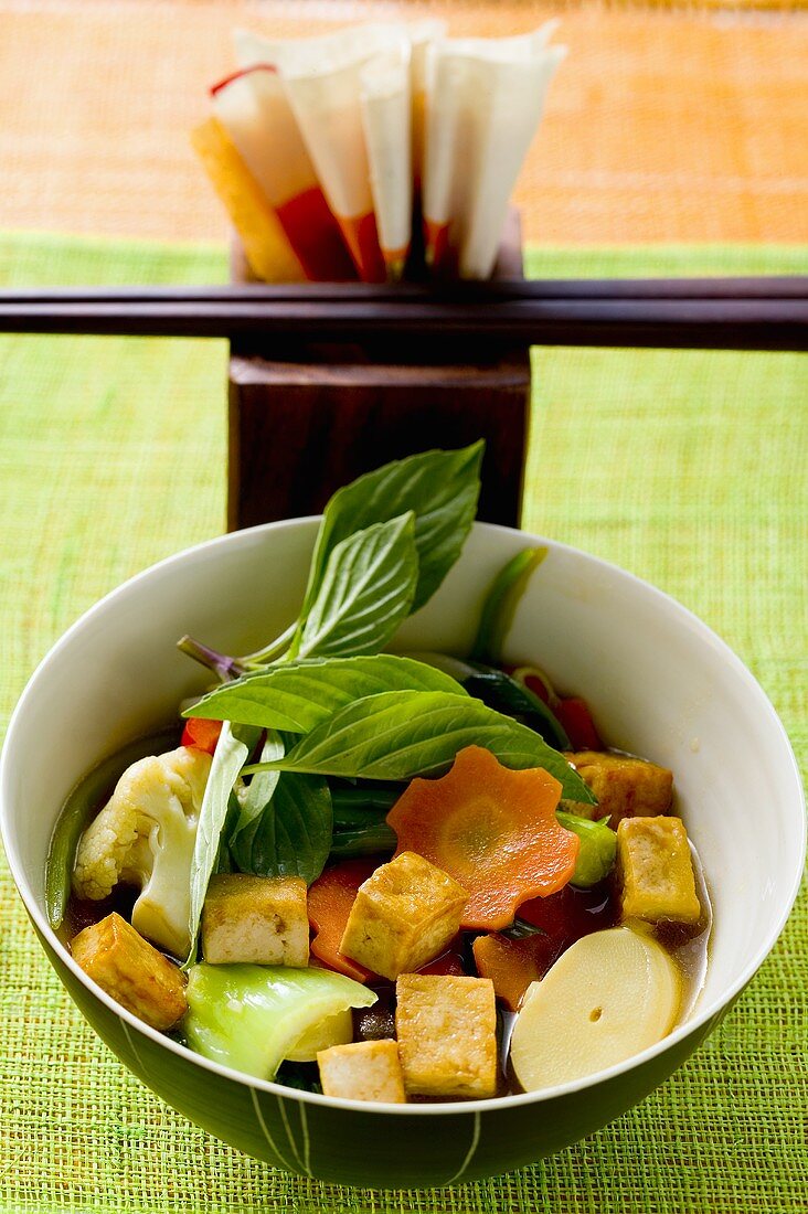 Tofu mit Gemüse und Thaibasilikum