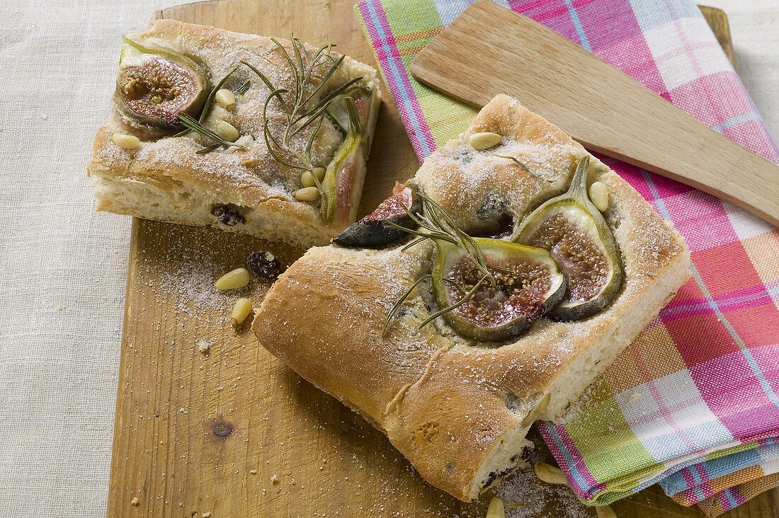 Focaccia mit Feigen, Rosmarin und Pinienkernen