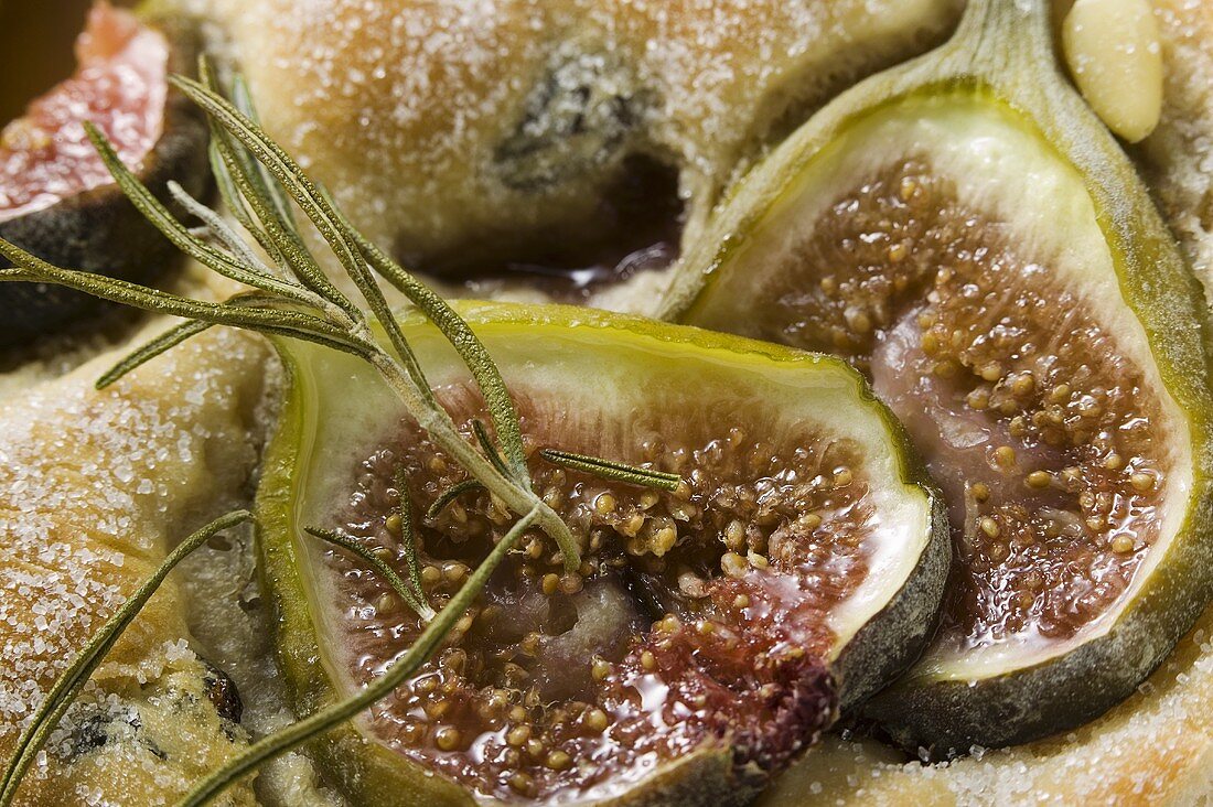 Focaccia mit Feigen und Rosmarin (Nahaufnahme)