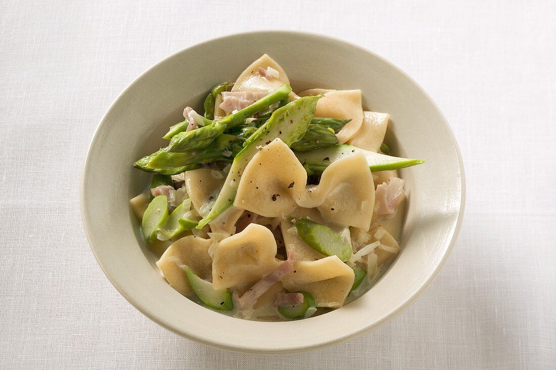 Farfalle with green asparagus and ham