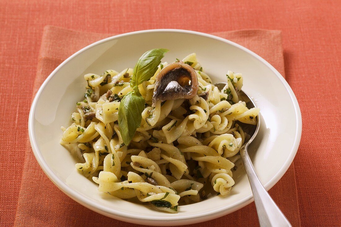 Fusilli mit Sardellen und Basilikum