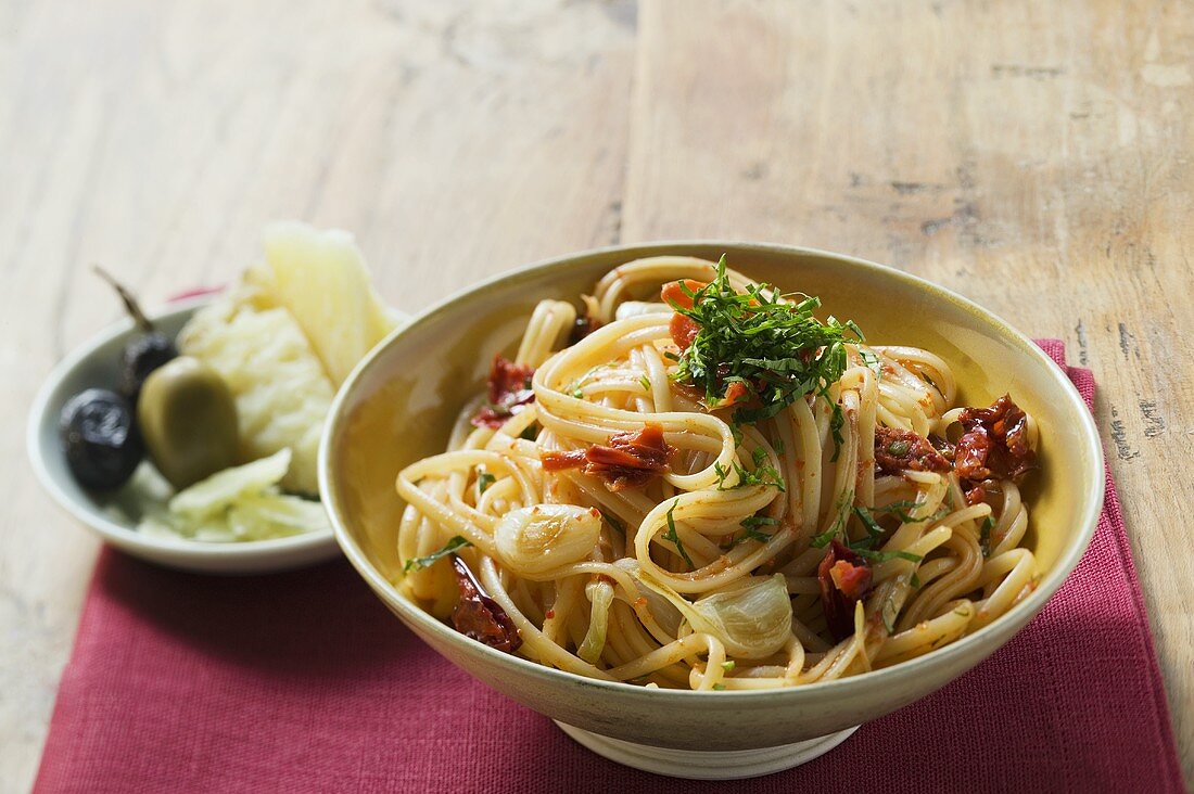 Spaghetti with dried tomatoes and garlic