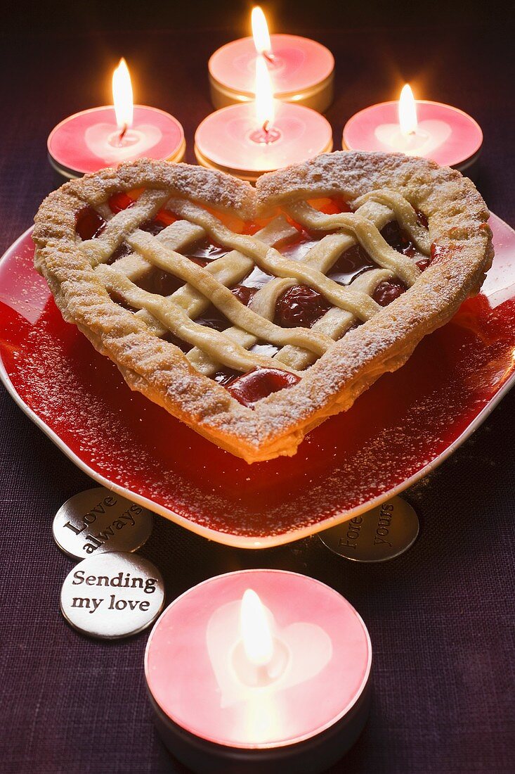 Cherry Pie auf herzförmigem Teller zum Valentinstag
