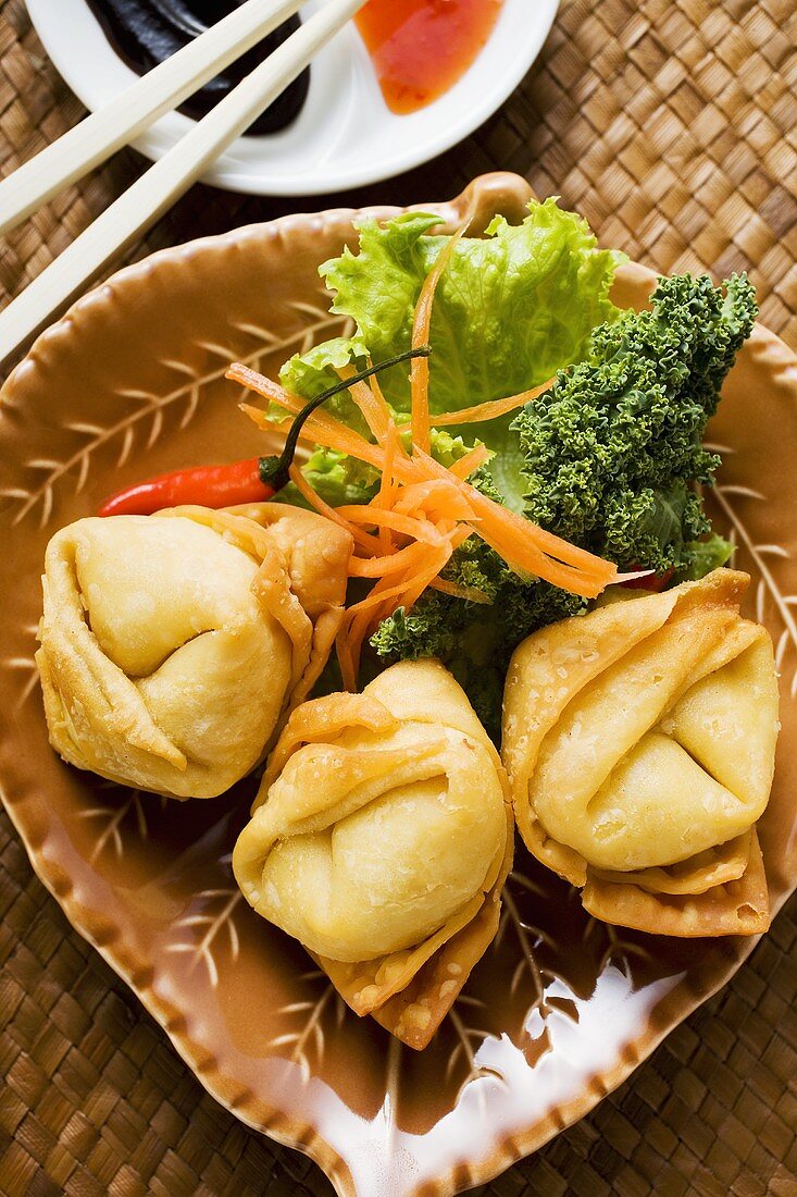 Deep-fried wontons with salad and two sauces