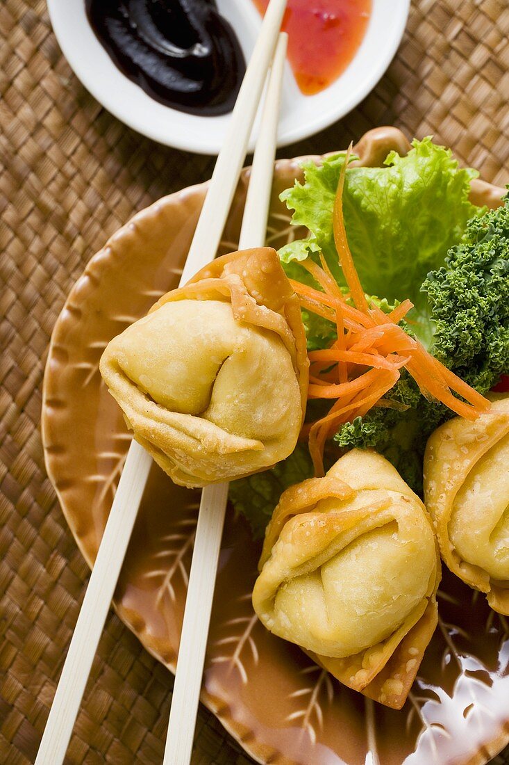 Deep-fried wontons with salad and two sauces