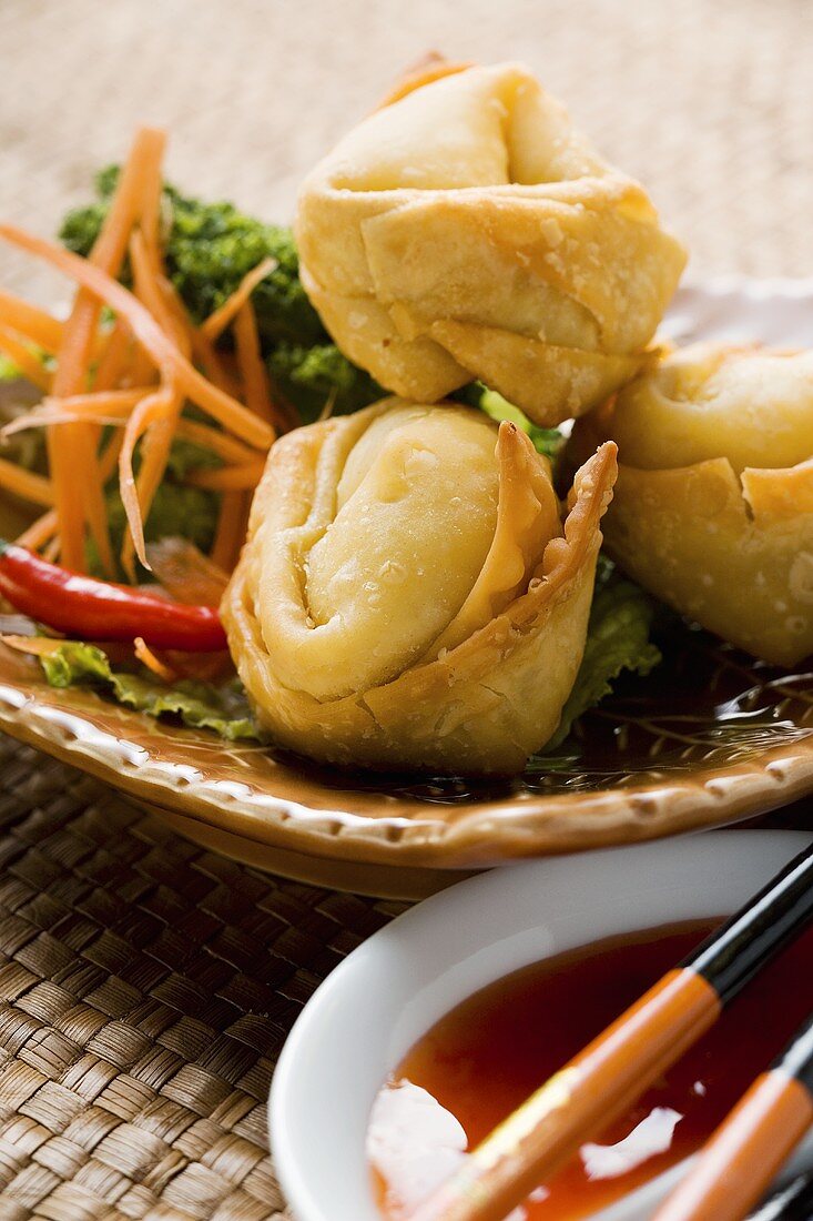 Deep-fried wontons with salad and two sauces