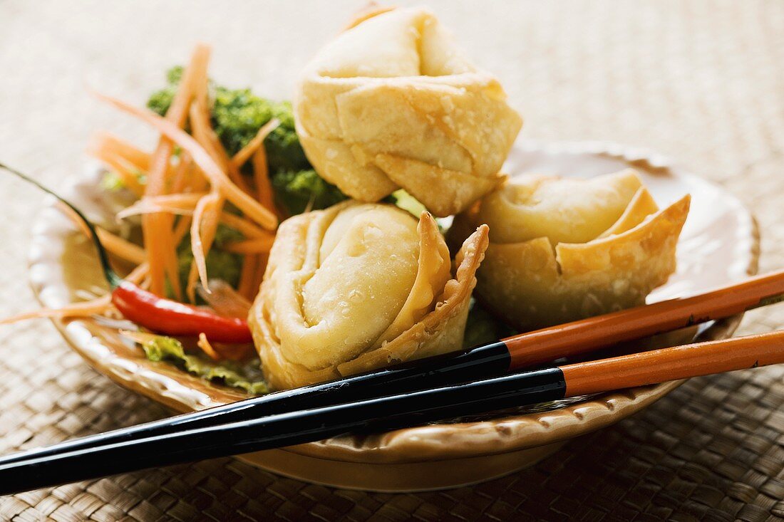 Deep-fried wontons with salad